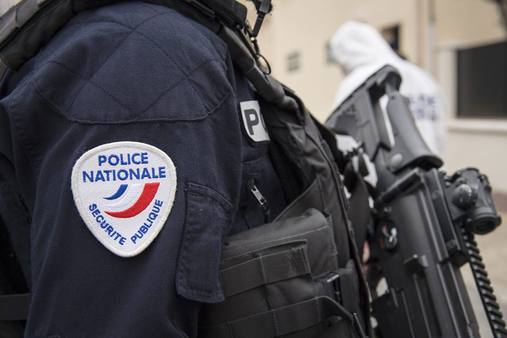 La police a interpellé un couple ayant des explosifs dans leur appartement.