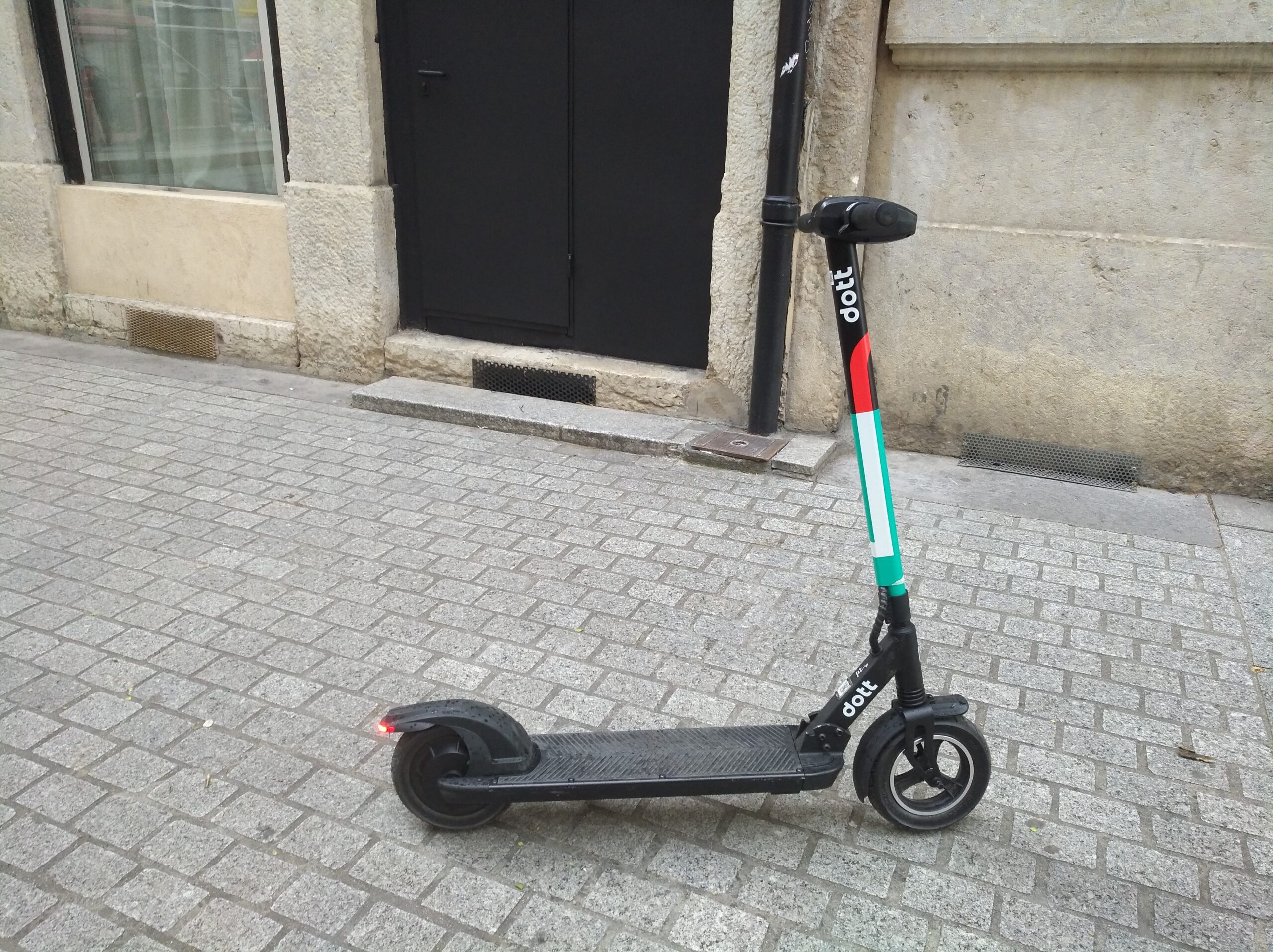 Trottinettes électriques : l'âge minimum pour en conduire relevé à